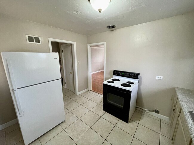 Building Photo - 3 Bed 1 Bath Ranch in North Park Hill! (Av...