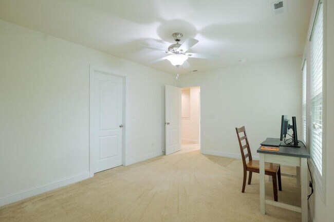 Building Photo - 411 Alamosa Pl