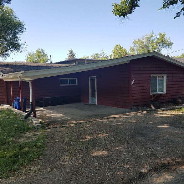 Carport parking and outdoor living space - 2315 W Smith Ave
