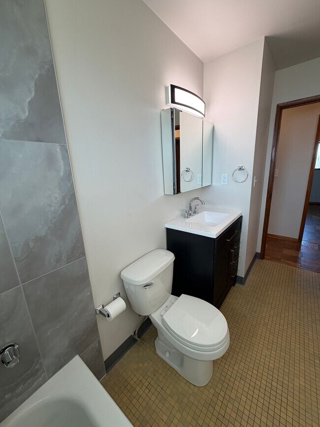 Building Photo - 3 Bedroom Home, Fully Updated