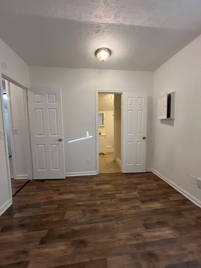 Building Photo - ONE BEDROOM, ONE BATH CUTE HOUSE IN PORTLAND!