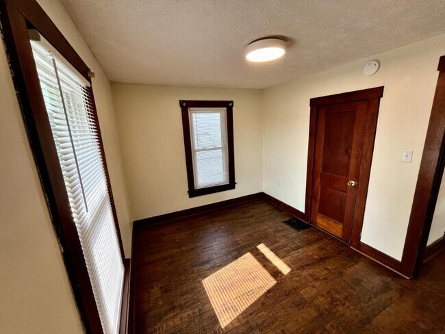 Building Photo - 604 N Park St