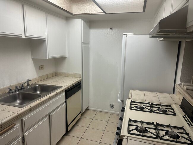 Building Photo - 5165 Walnut Ave