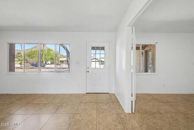 Building Photo - 2601 E Dahlia Dr