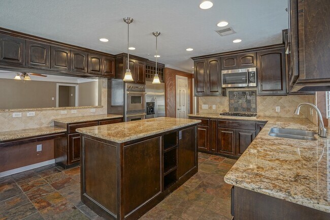 Building Photo - 2108 Lakeway Dr