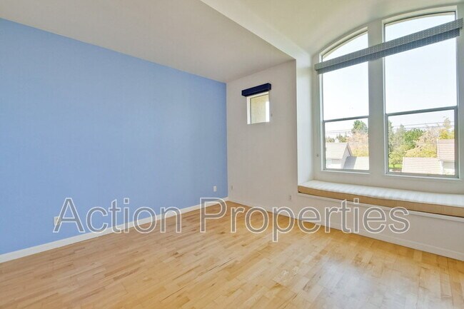 Building Photo - 158 Holly Ct