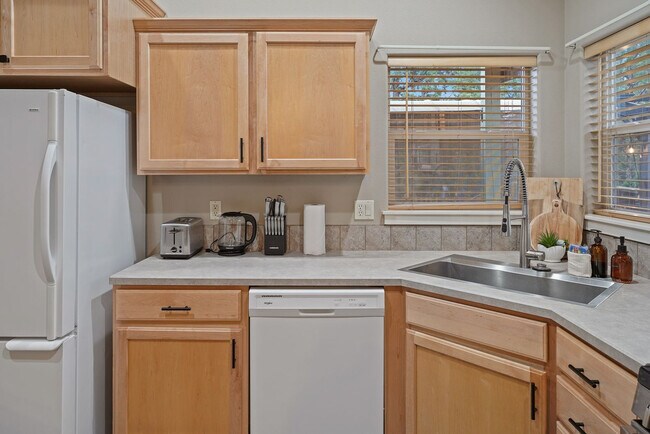 Building Photo - 20657 Beaumont Dr