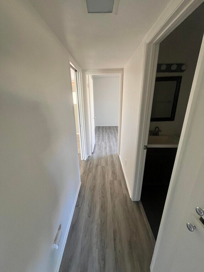 Building Photo - 1407 N Sunrise Way