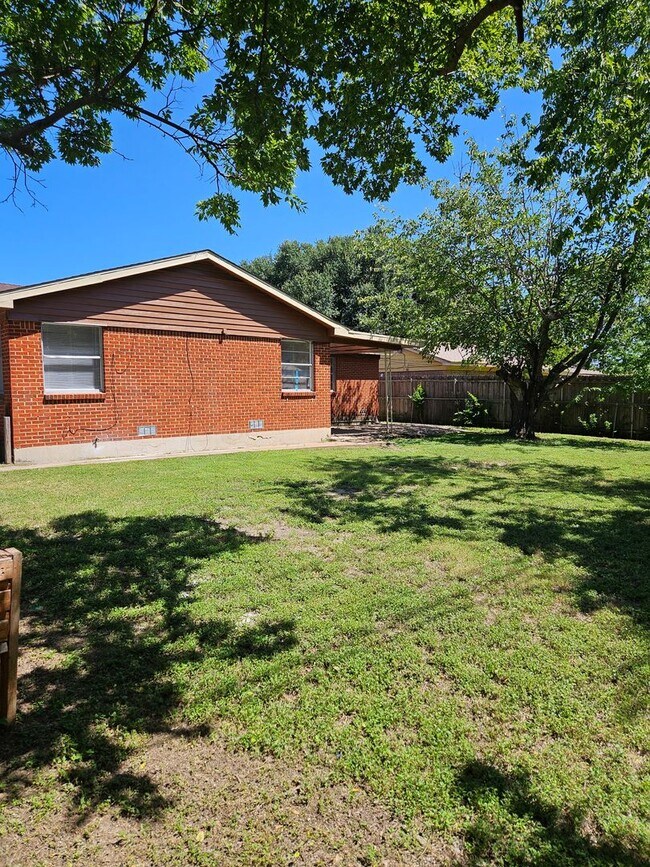 Building Photo - 1011 Cedar Dr