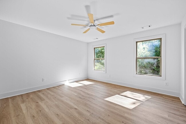 Building Photo - 3 Bedroom Walkable to Downtown Zebulon. Lawncare included!