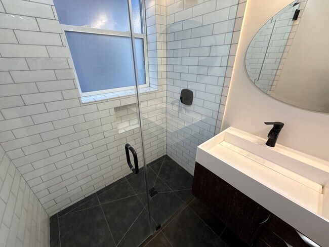 Building Photo - Epic REA- Spacious Flexible Plan 2 BR/1 BA...
