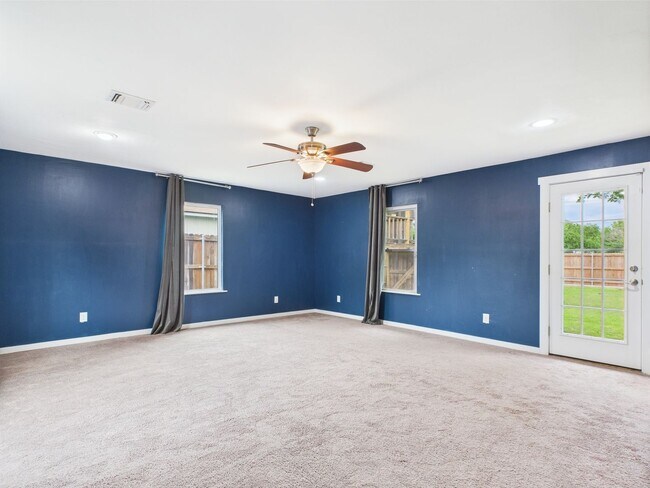 Building Photo - Charming 3-Bedroom Retreat with 2 Full Baths in the Heart of Fredericksburg!