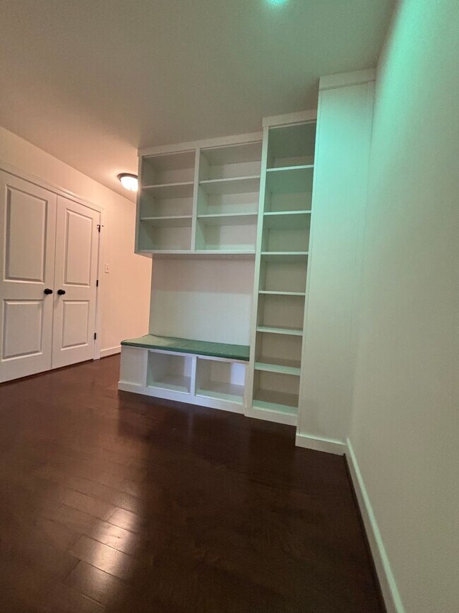 Building Photo - 4816 Village Walk