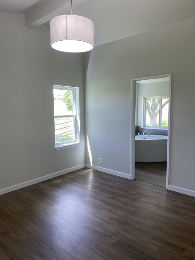 Building Photo - Country Living, 3 Bedroom, 2 Bath Home in New Castle