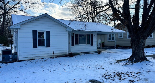 Building Photo - House in Benton!