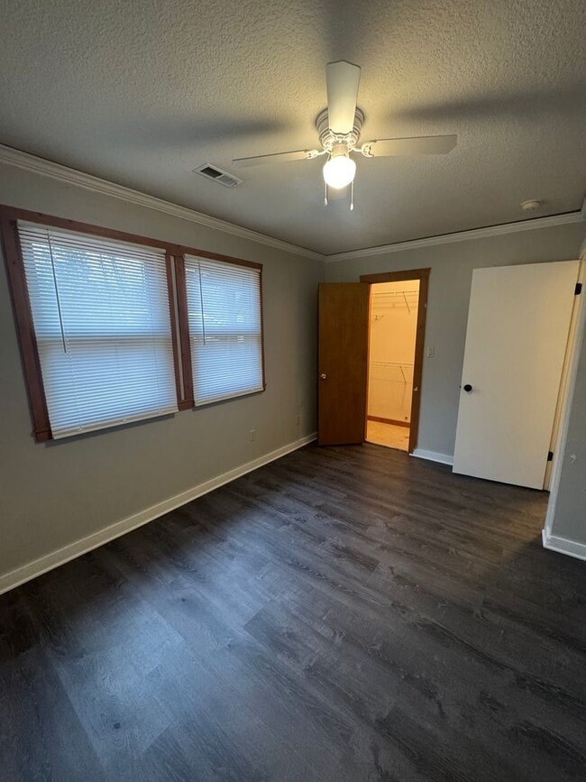 Building Photo - 2 bed 1 bath house