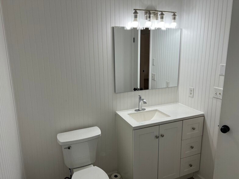 Hall bathroom - 54 Sam King Rd