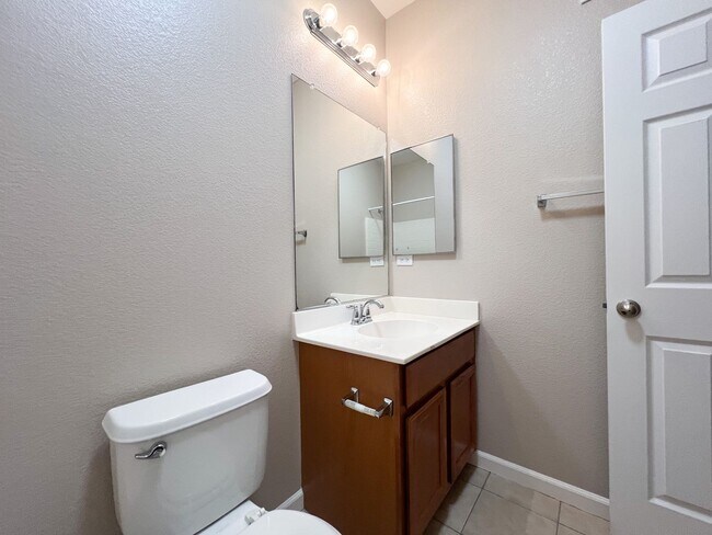 Building Photo - 3 Bd, 2.5 Ba Condo in Elk Grove