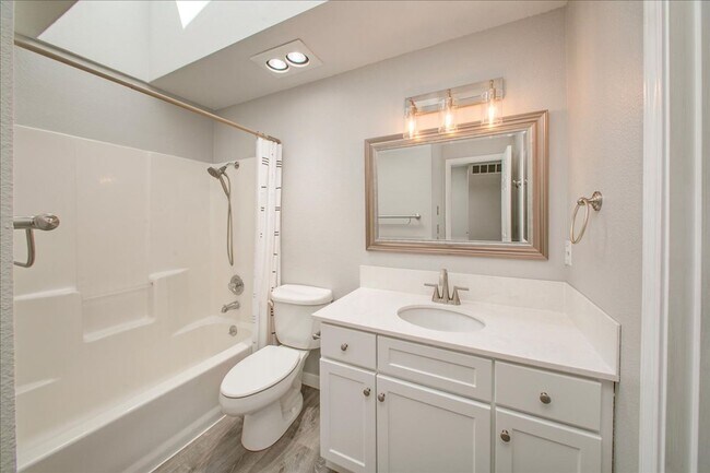 Building Photo - Bright & Stylish Townhome in the Heart of ...
