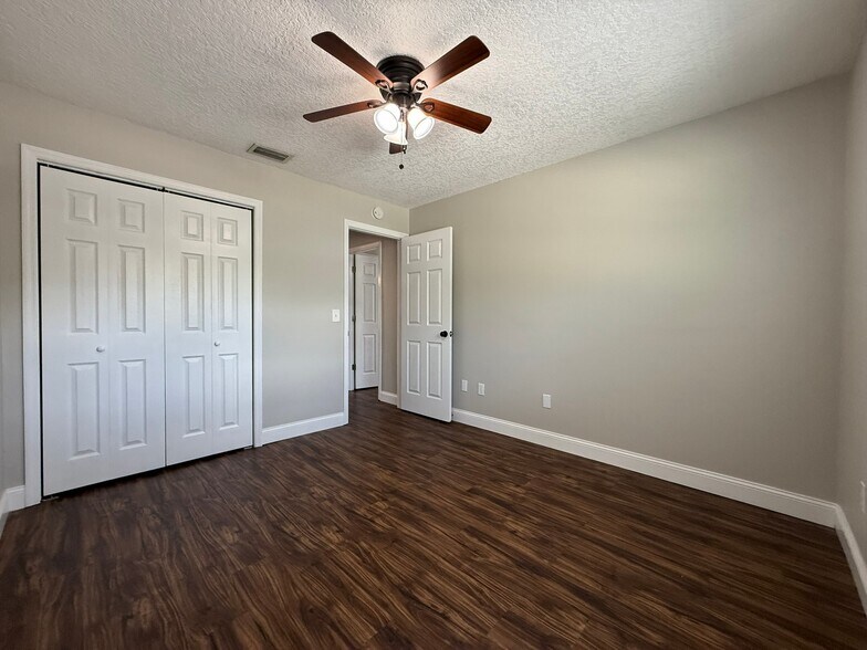 Building Photo - 2 Bed/1 Bath - Unit 8