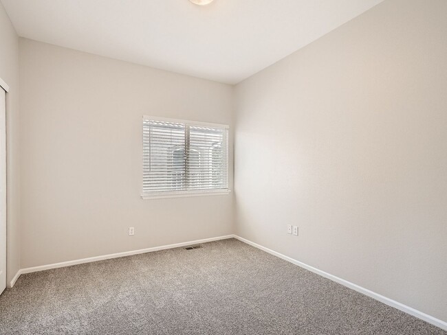 Building Photo - Newly Remodeled Home in the Broadlands!  4...