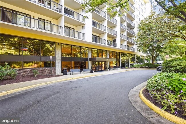 Building Photo - 3800 Powell Ln