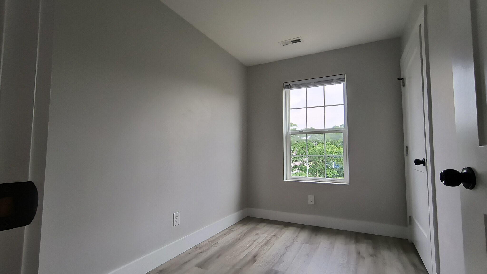 Building Photo - 2139 Linden Ave