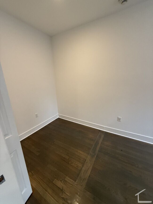 Building Photo - Check out this 1 bed 1 bath in Fenway