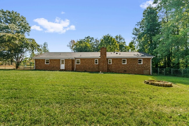 Building Photo - 200 Cedarwood Trail