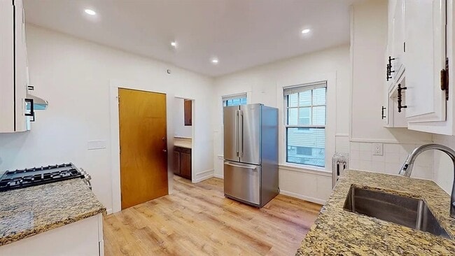 Building Photo - 147 Langdon Ave