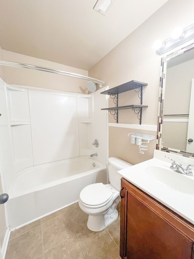 Building Photo - 2 Bedroom 1.5 Bath Townhome