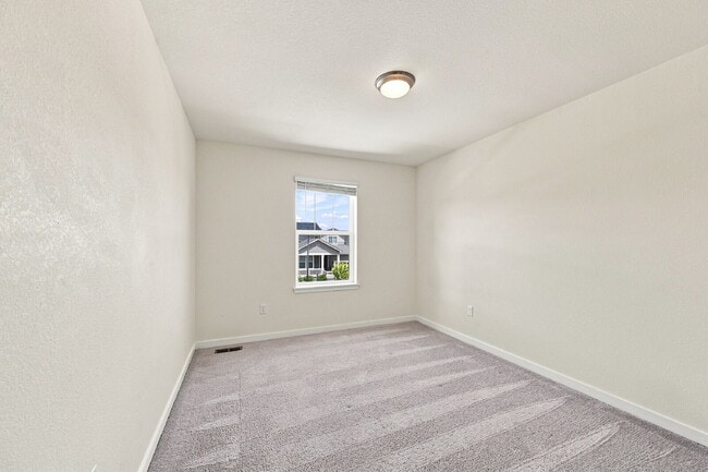 Building Photo - $2,995.95-3-Bed, 2.5-Bath Updated Townhouse in Broomfield!