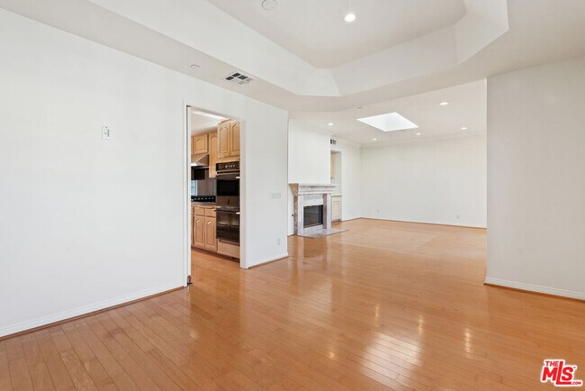 Building Photo - 2025 S Beverly Glen Blvd