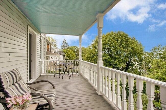 Building Photo - 142 Hudson Terrace