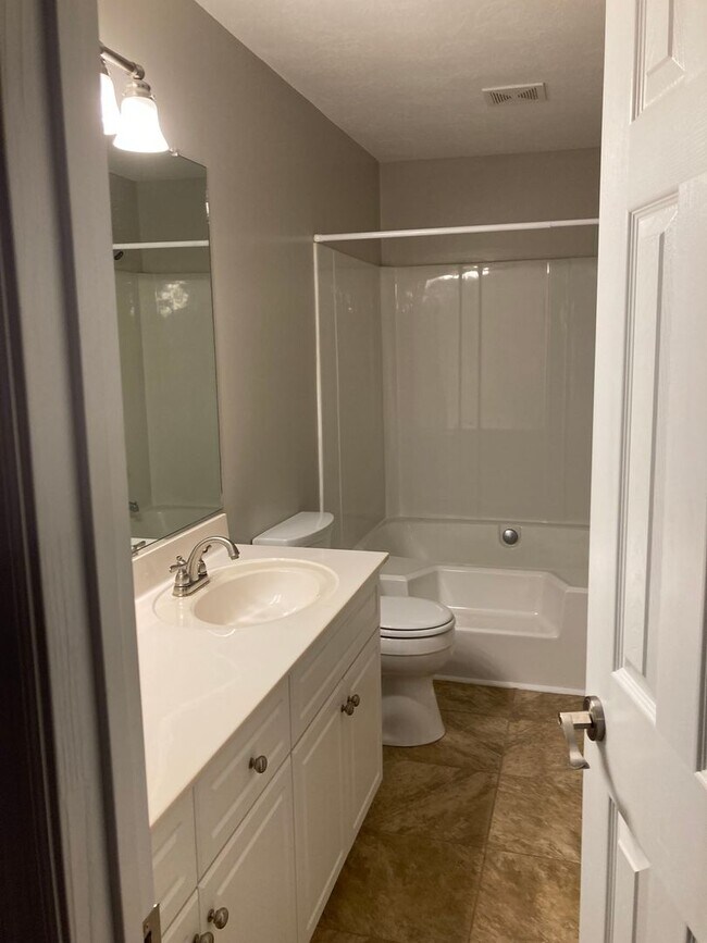 Building Photo - 3 Bed/3 Bath Townhome with Screened in Por...