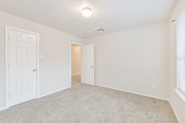 Building Photo - 15023 Roche Rock Dr