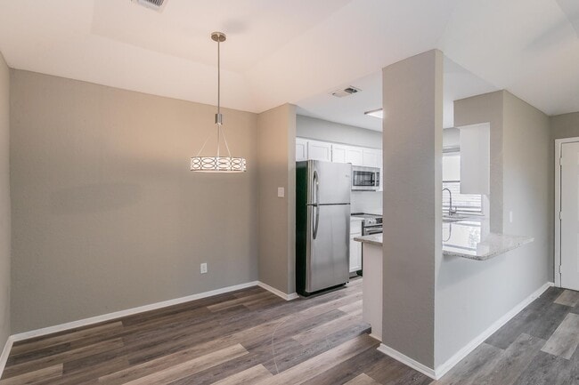 Building Photo - COMING SOON! FULLY REMODELED 2 bedroom, 2 ...