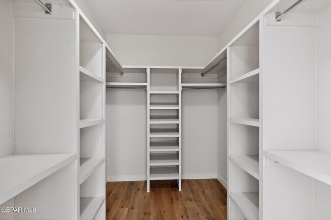 Building Photo - 320 S Manzanita Dr