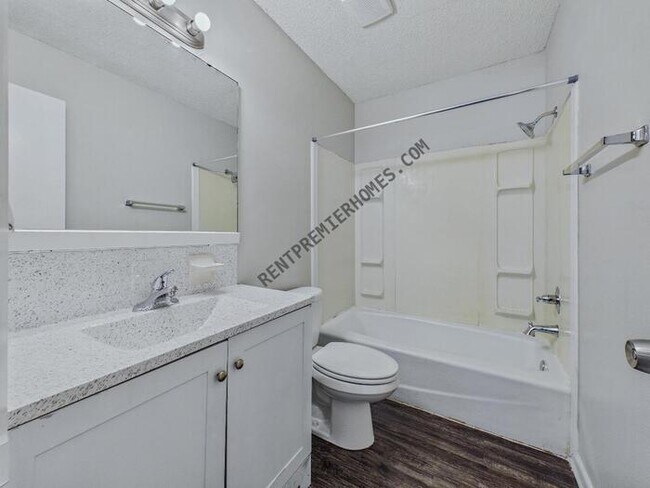 Building Photo - 802 Towering Oaks Dr