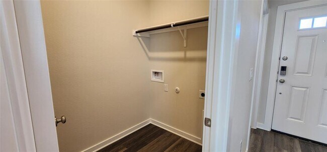 Building Photo - 2208 Delano Dr