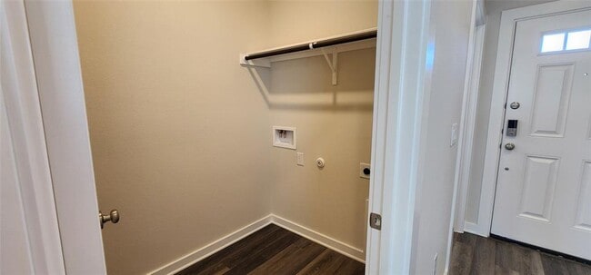 Building Photo - 2228 Delano Dr