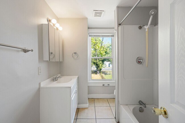 Building Photo - 3 Bedroom/1.5 Bath Northside Home ***Avail...
