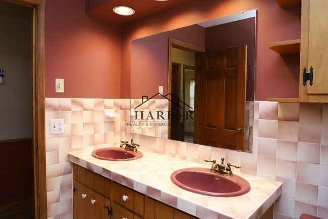 Building Photo - 3504 Ogden Ct NE