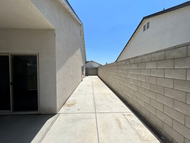 Building Photo - 10406 Alondra Dr