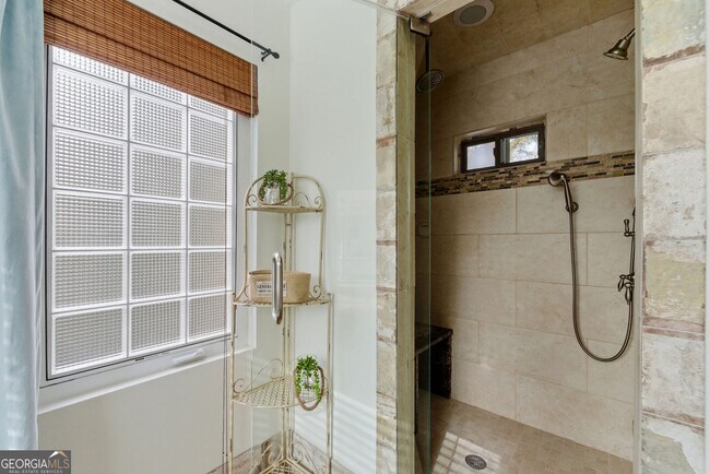 Building Photo - 302 Hascall Rd NW