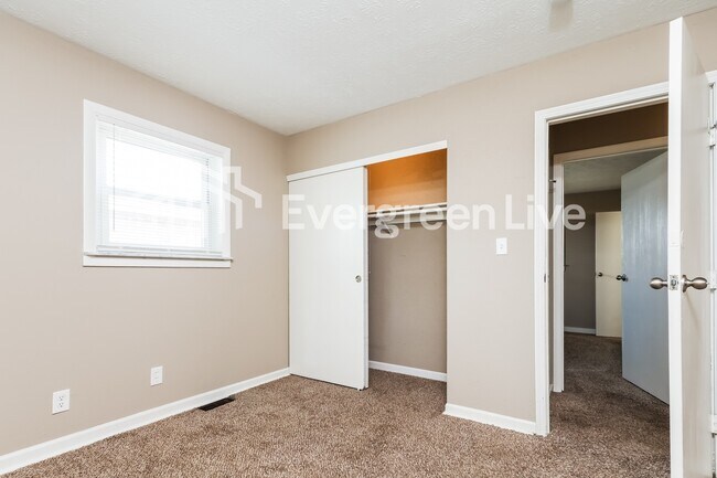 Building Photo - 304 Applegate Rd