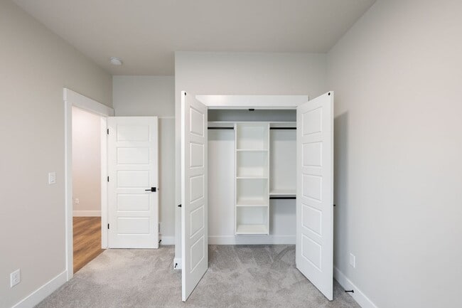 Building Photo - BEAUTIFUL 3 Bed 2 Bath Twin home in Sugar city!