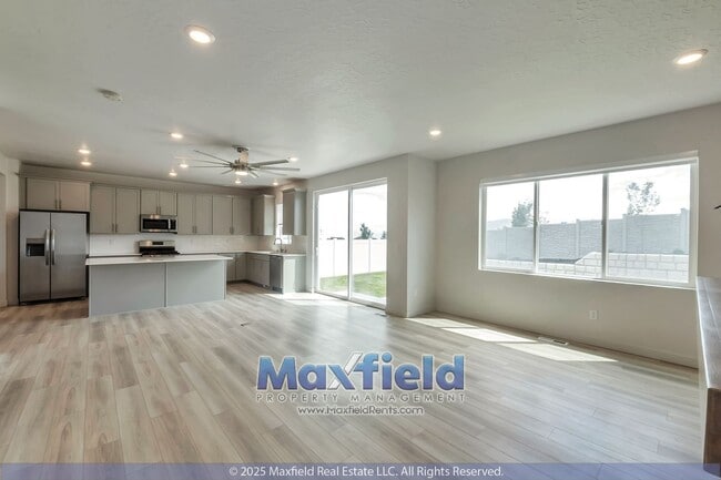 Building Photo - Saratoga Springs 5BD - 3.5BTH - 2GAR