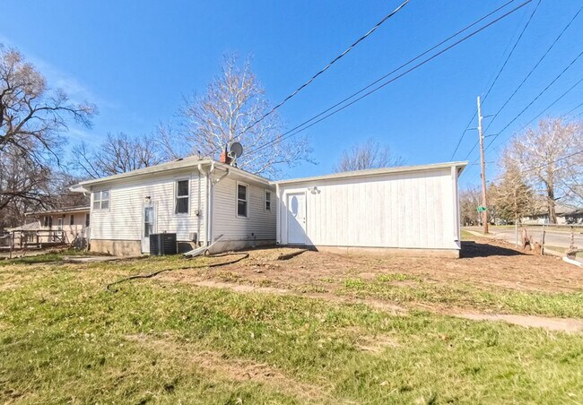 Building Photo - Newly remodeled 2 Bedroom 1 Bath Home