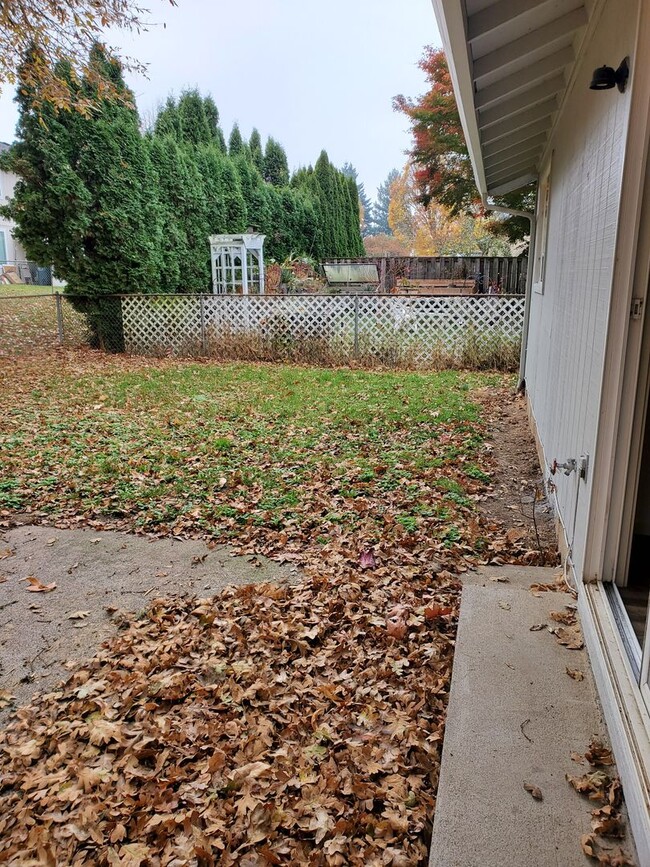 Building Photo - Single family ranch duplex. 3 bedrooms & 1...